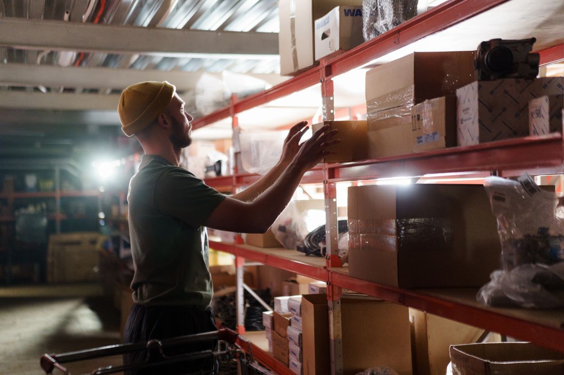 Trabajador organizando cajas en un almacén