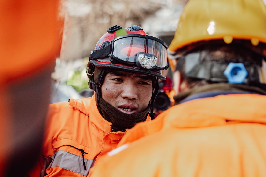 Personal de rescate con casco y protección ocular