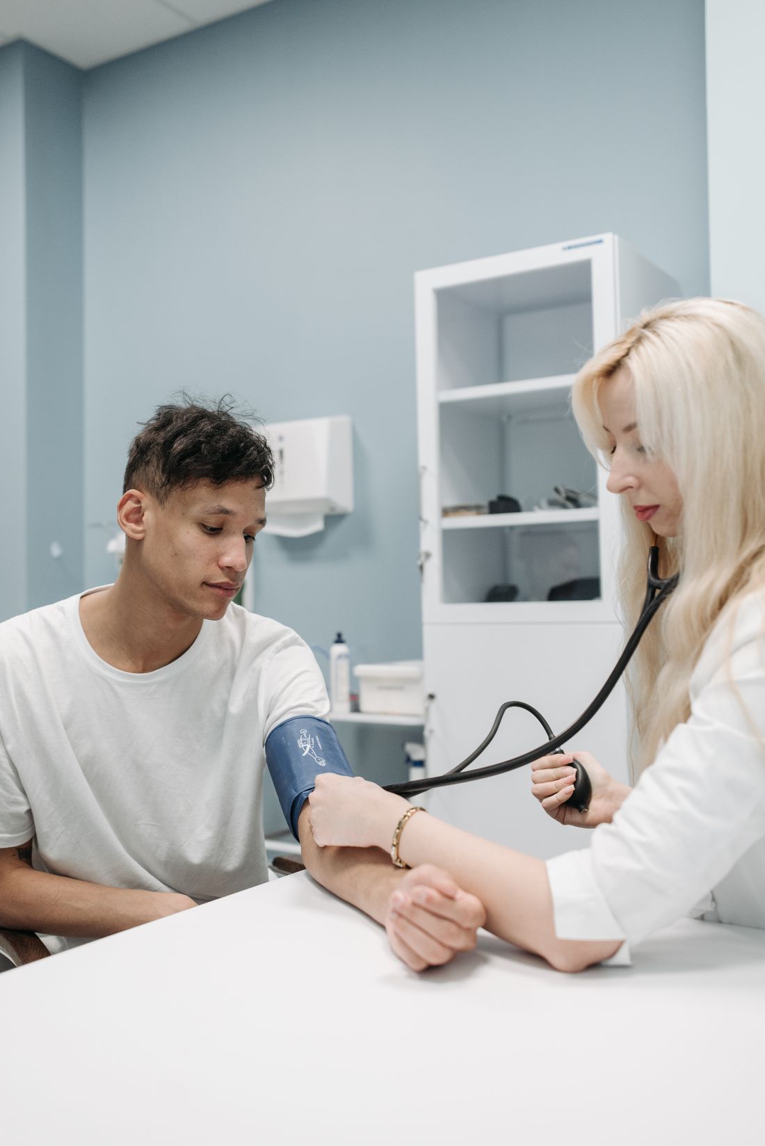 Consulta médica y control de presión arterial